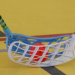 Zwei Personen, die beim Bully bei einem Floorballspiel stehen