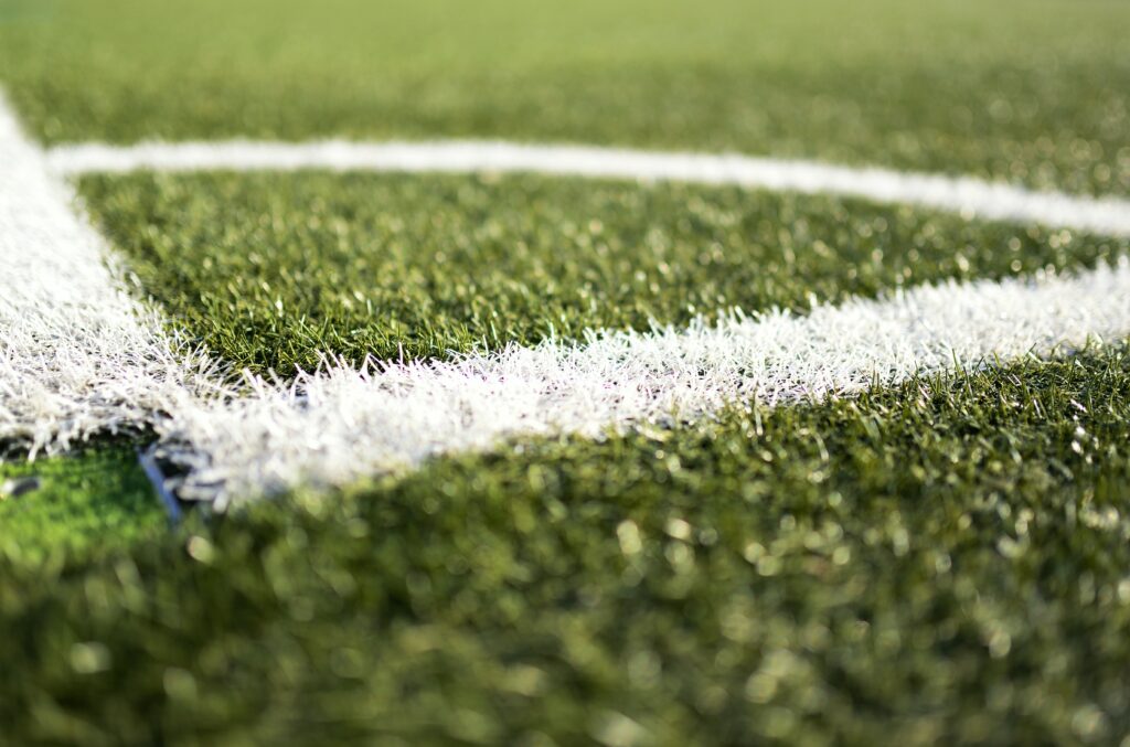 Eine Nahaufnahme von einem Eckpunkt auf einem Fußballfeld