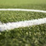 Eine Nahaufnahme von einem Eckpunkt auf einem Fußballfeld