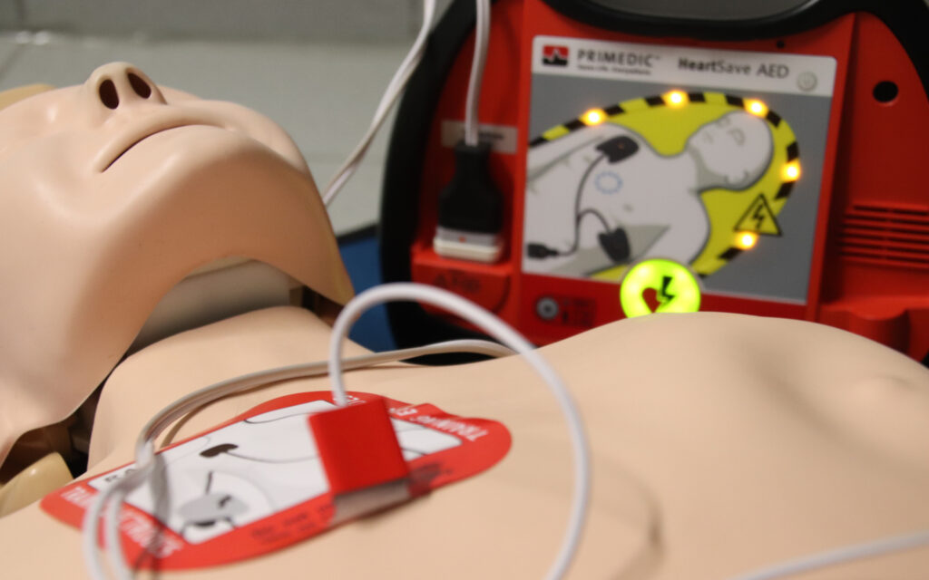 Ein Puppe mit einem Defibrillator, wie sie bei Übungen eingesetzt wird