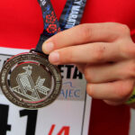 Eine Großaufnahme von einem jungen Mann, der eine Medaille in der Hand hält