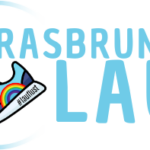 Symbolbild mit dem Text Grasbrunner Lauf 2024, hellblau auf weißen Grund, dazu ein Turnschuh