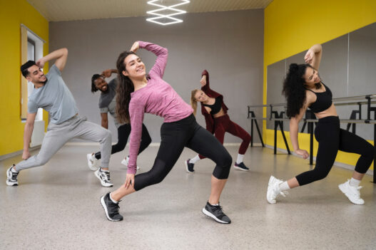 Neues kostenloses Sportangebot SHiNE DANCE FITNESS™ für Jugendliche (12 bis 17 Jahre)