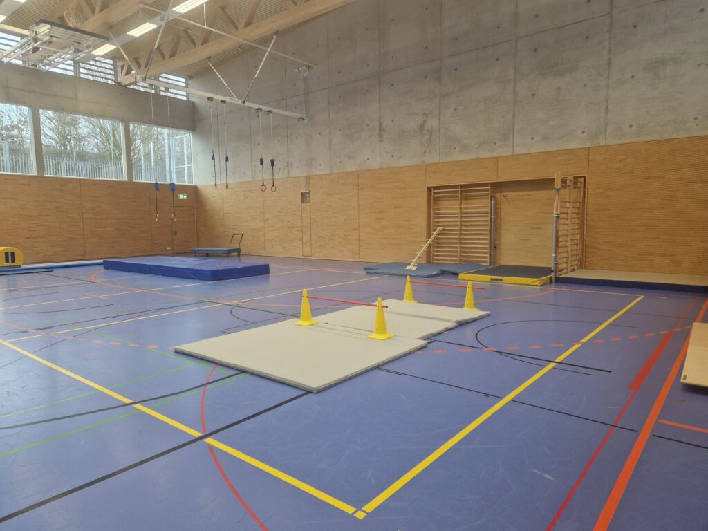Bild einer Turnhalle mit Turngeräte