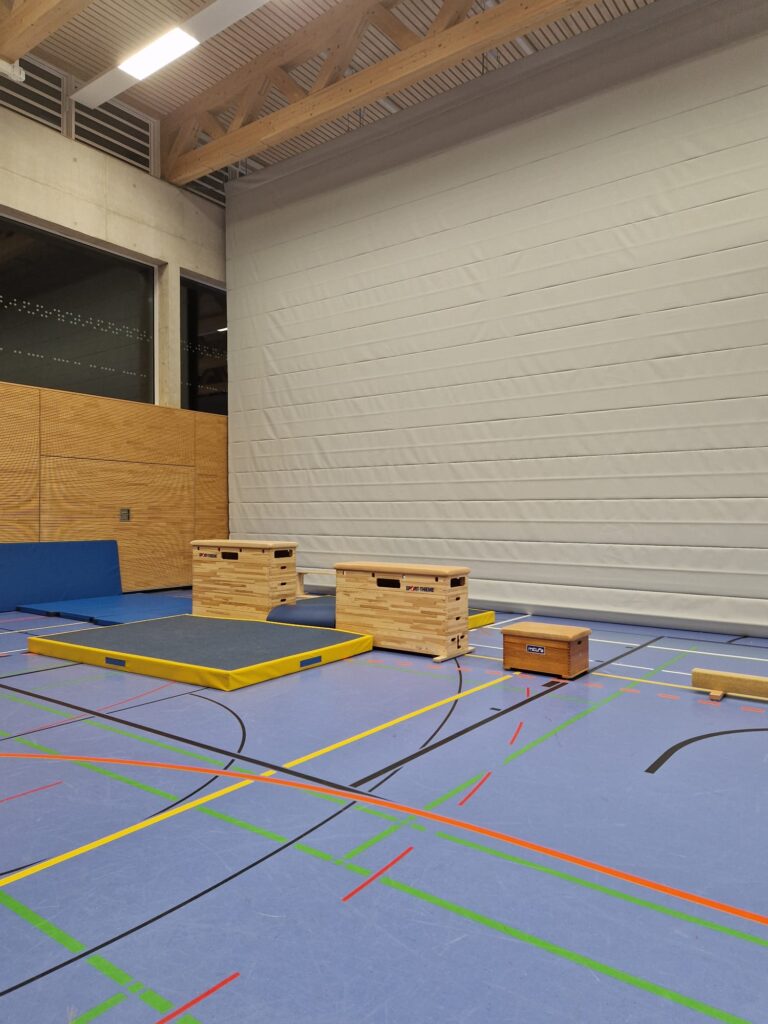 Bild einer Turnhalle mit Turngeräte