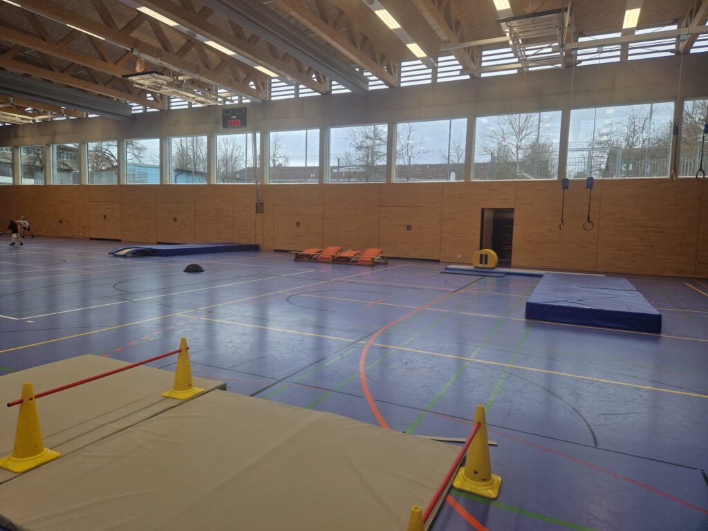Bild einer Turnhalle mit Turngeräte