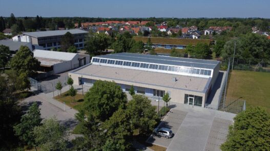 Photovoltaik-Ausbau auf der Sporthalle Neukeferloh – Bauarbeiten im August 2025