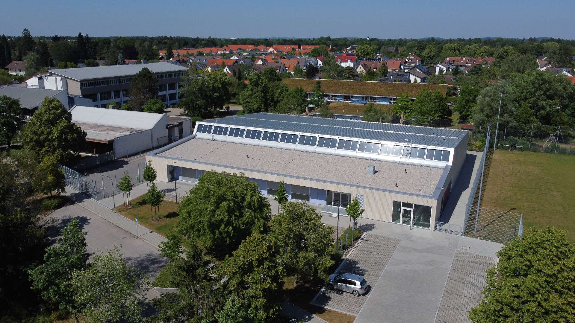 Photovoltaik-Ausbau auf der Sporthalle Neukeferloh – Bauarbeiten im August 2025