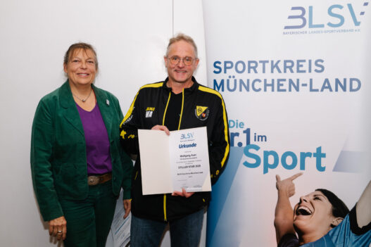 Auszeichnung für seinen engagierten Einsatz in der Fußballjugend: Wolfgang Auer